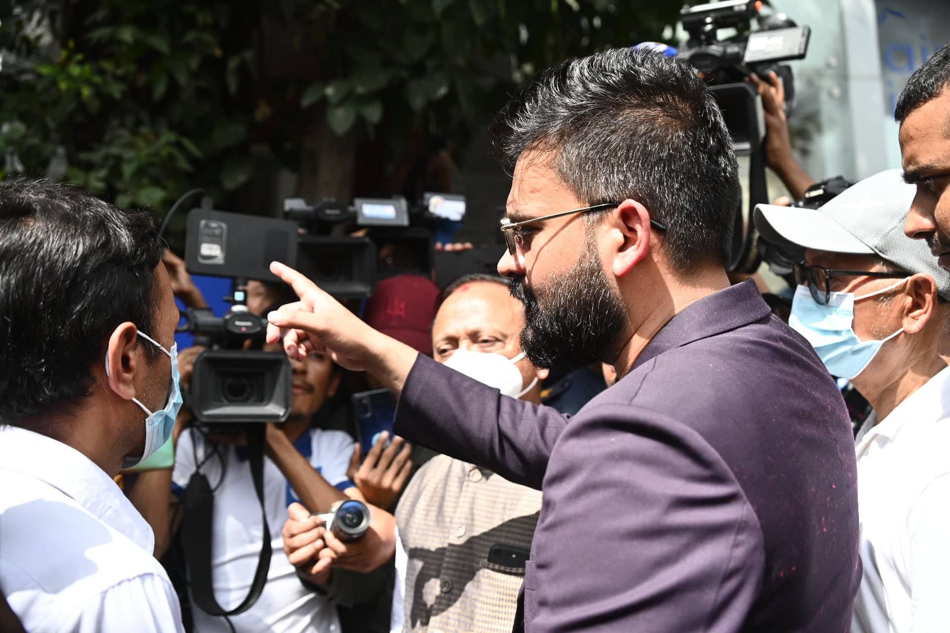 बालेनको अभियानमा नागरिकको साथ
